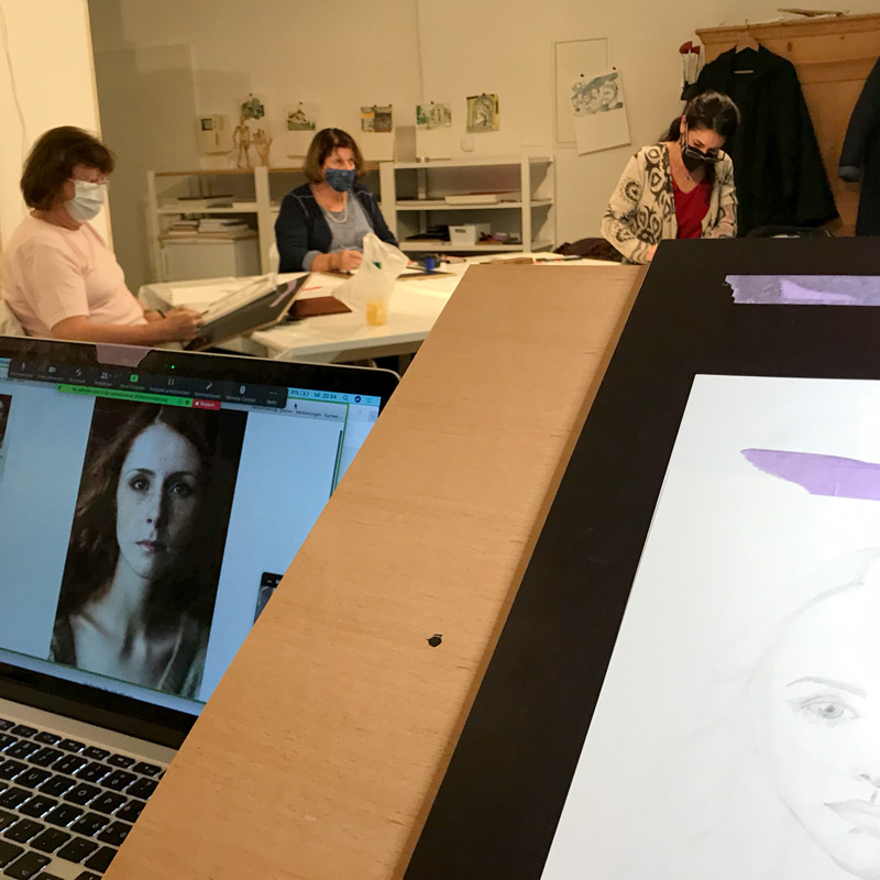 Zeichenkurs hybrid, wer lieber zu Hause bleibt, macht den Kurs am Computer die andern bleiben im Atelier